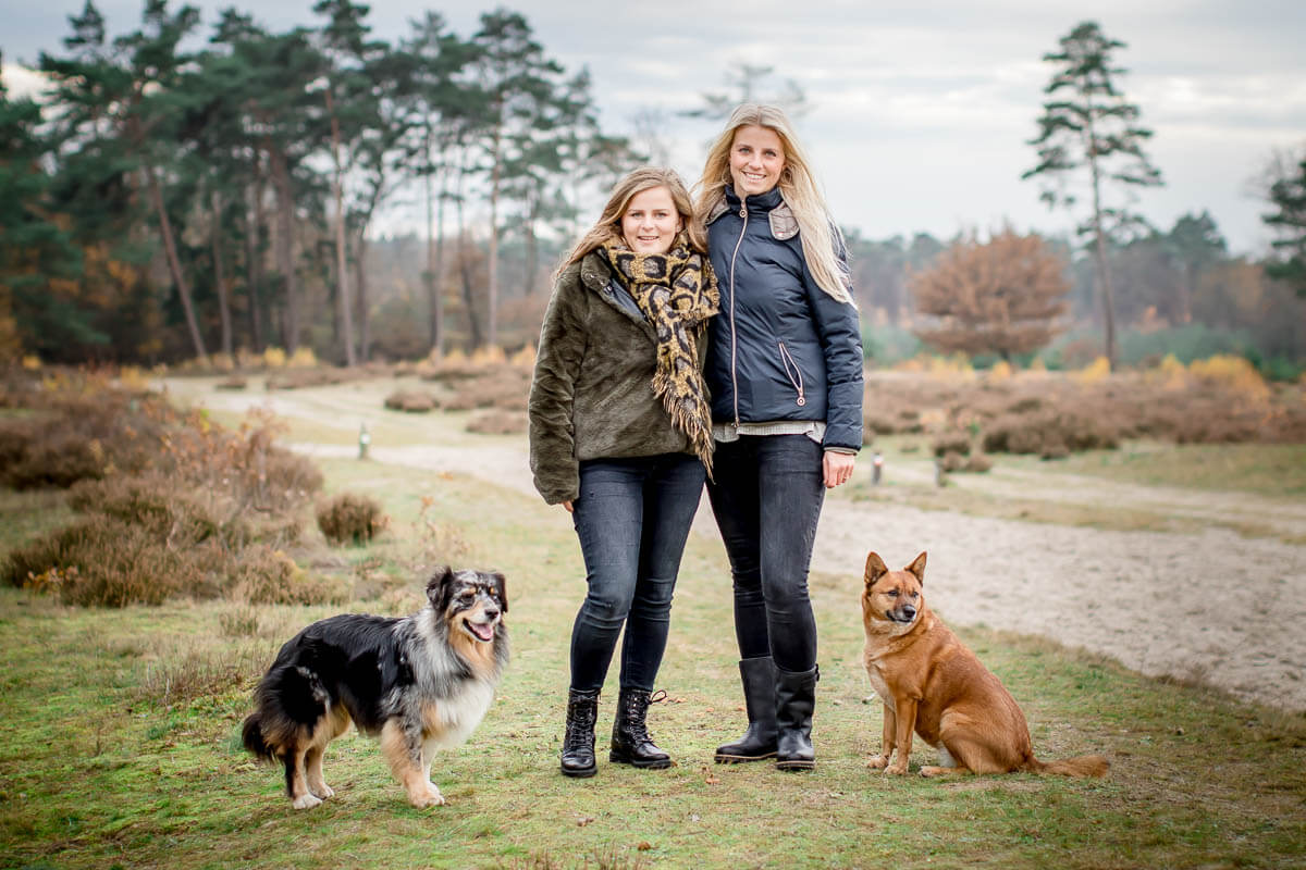 portret van twee honden met hun baas in Soestduinen
